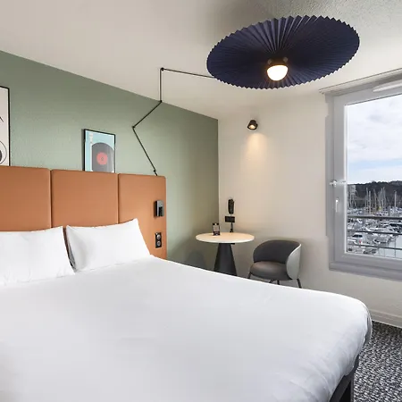 格朗维尔普莱桑斯港宜必思酒店 格朗维尔