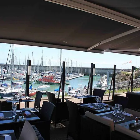 格朗维尔普莱桑斯港宜必思酒店