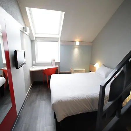 格朗维尔普莱桑斯港宜必思酒店 酒店 3*