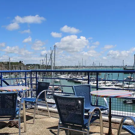 格朗维尔普莱桑斯港宜必思酒店 格朗维尔